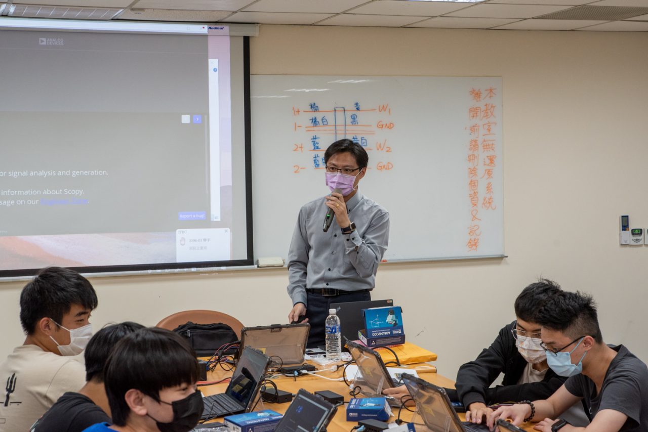 安馳科技技術應用工程師協助M2K講解