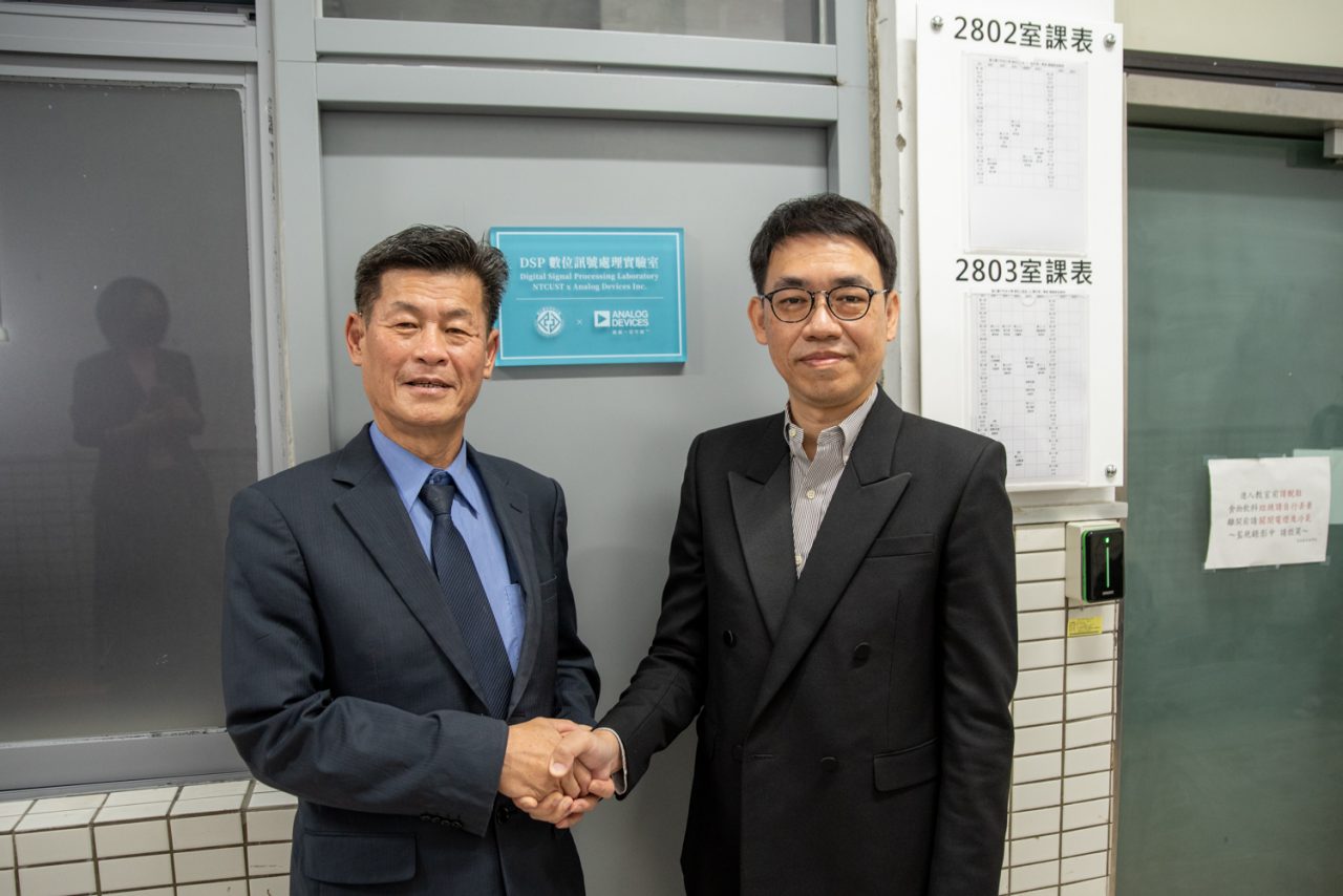 台中科技大學校長謝俊宏、ADI亞洲區策略總監詹耀榮在實驗室前合影