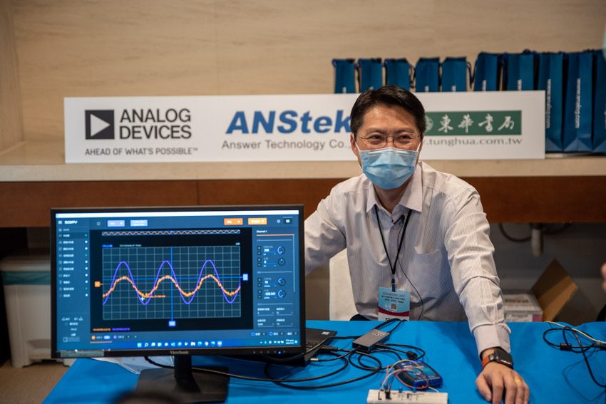 安馳科技ADI 產品線專案技術應用副理范育彰，於現場展示M2K實際操作。圖／業者提供