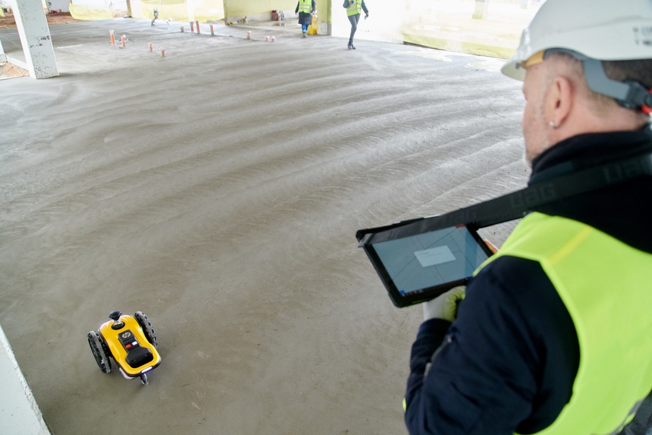 測量員通過 Bluetooth® 或 Wi-Fi® 無線技術將 SitePrint 車輛連接到機器人全站儀