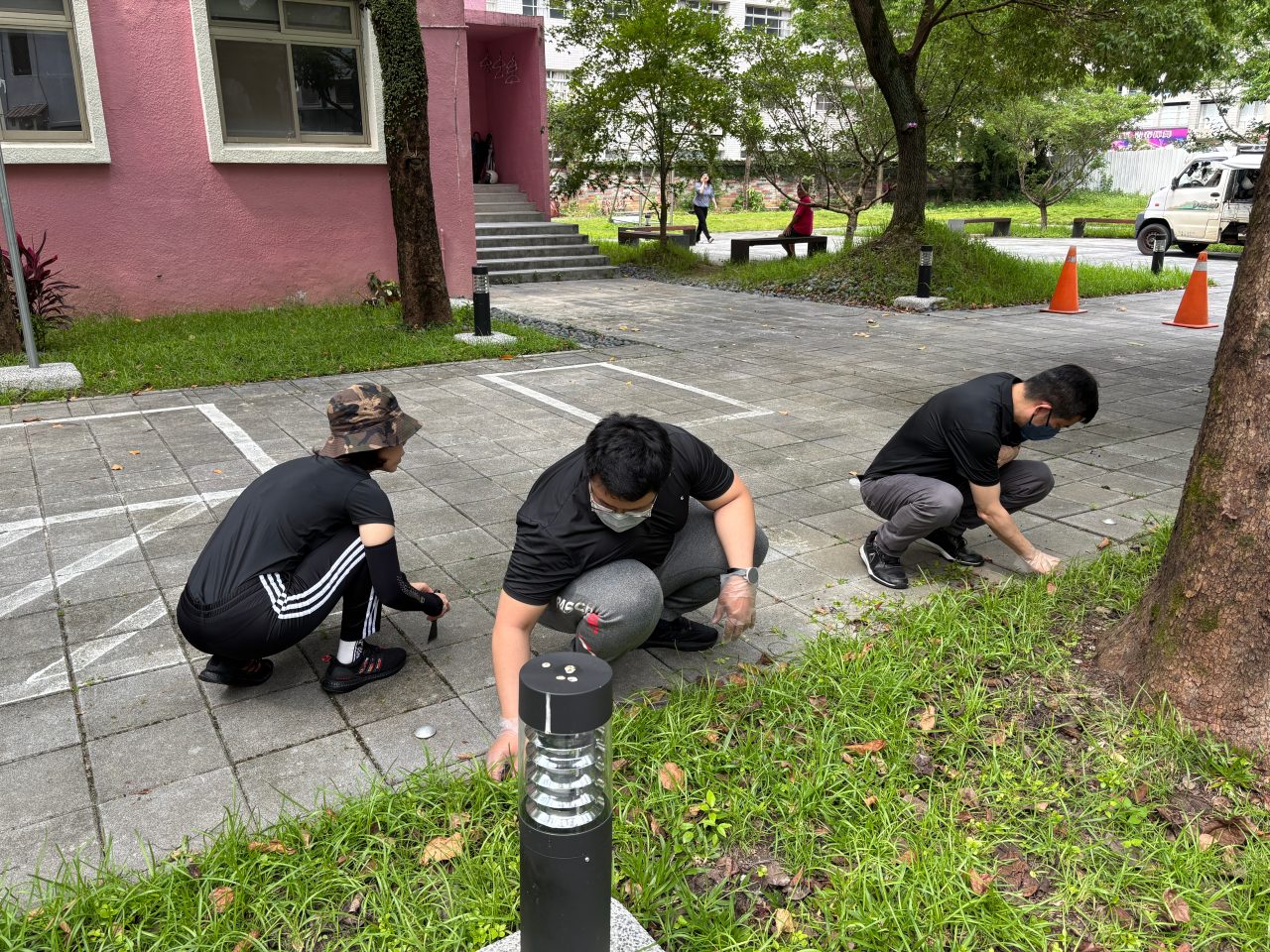 茂綸同仁揮灑汗水，協助整理伯大尼中庭環境