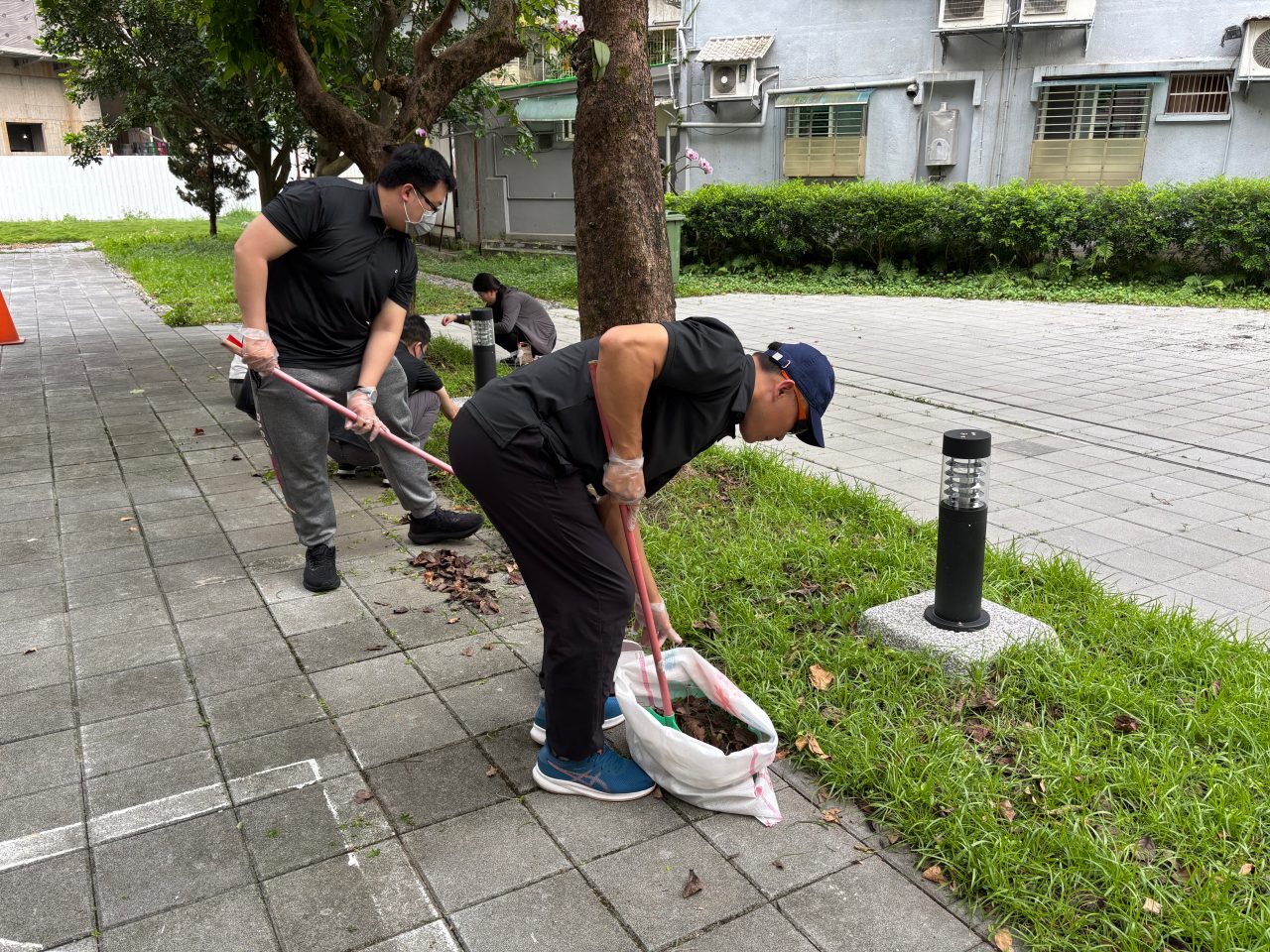 茂綸同仁揮灑汗水，協助整理伯大尼中庭環境